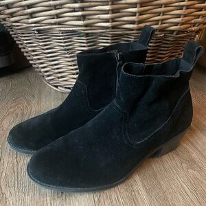Vionic Vera black suede boots